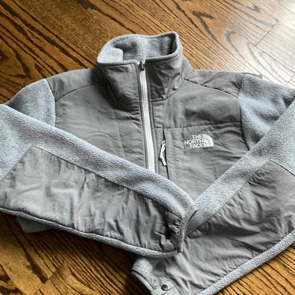 North face fleece. Full zip with 3 pockets on the front.